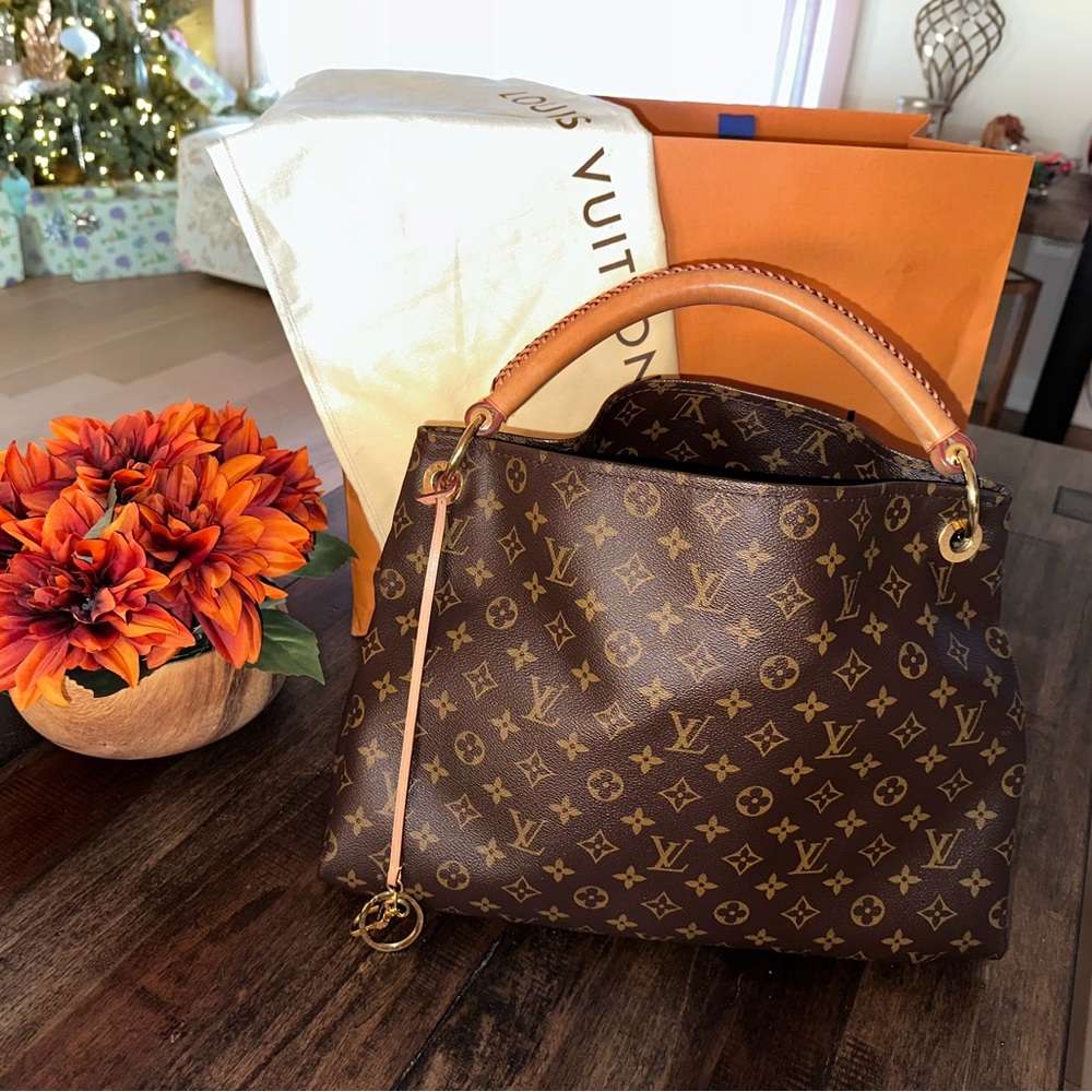 For Sale: Authentic Louis Vuitton Artsy Bag 🎉